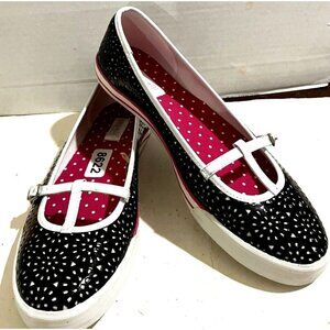 CAPELLI Woman's  Size 9  White  Black Flat Sneakers shoes